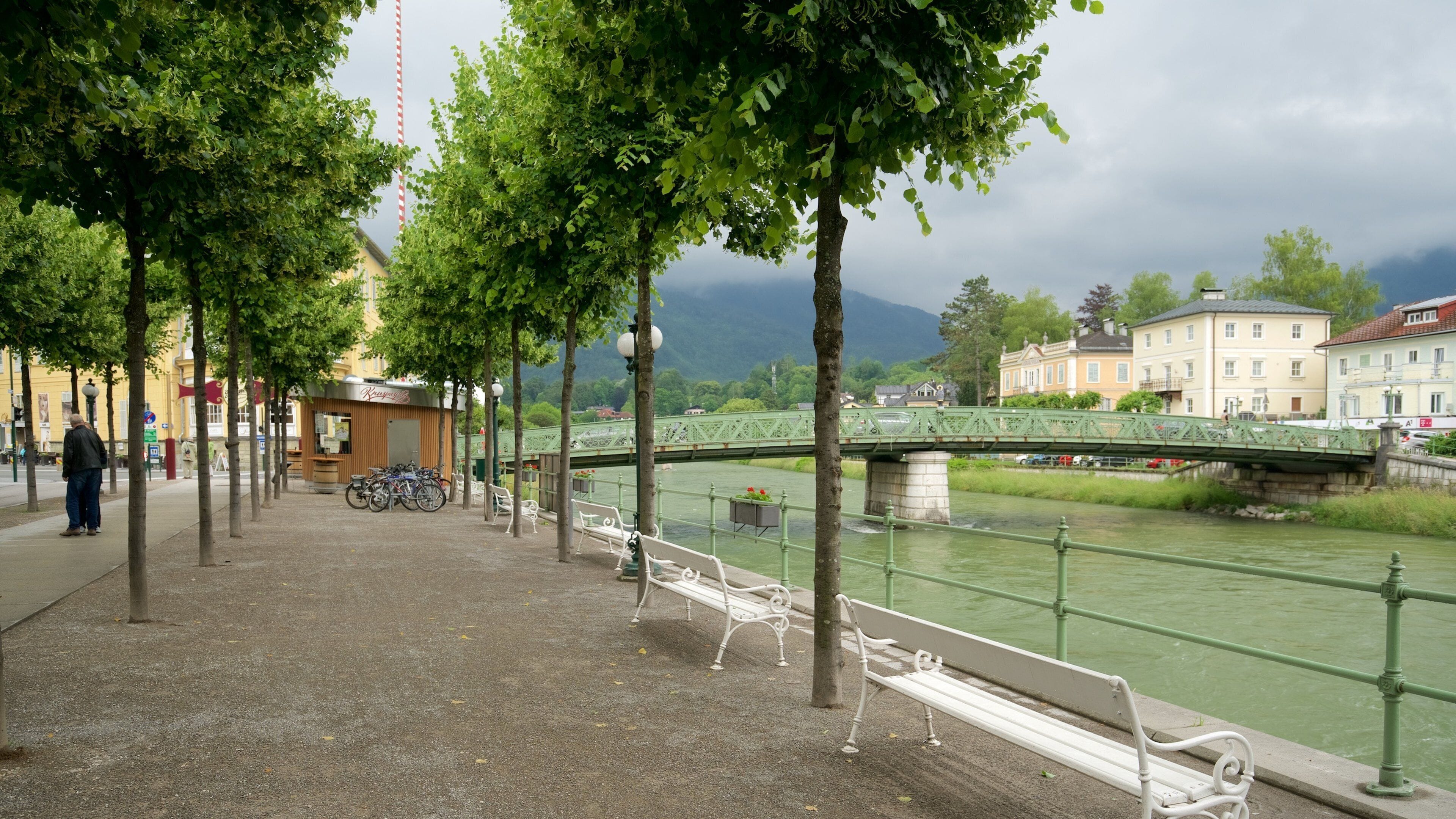 Bad Ischl ofreciendo un río o arroyo, un puente y elementos del patrimonio
