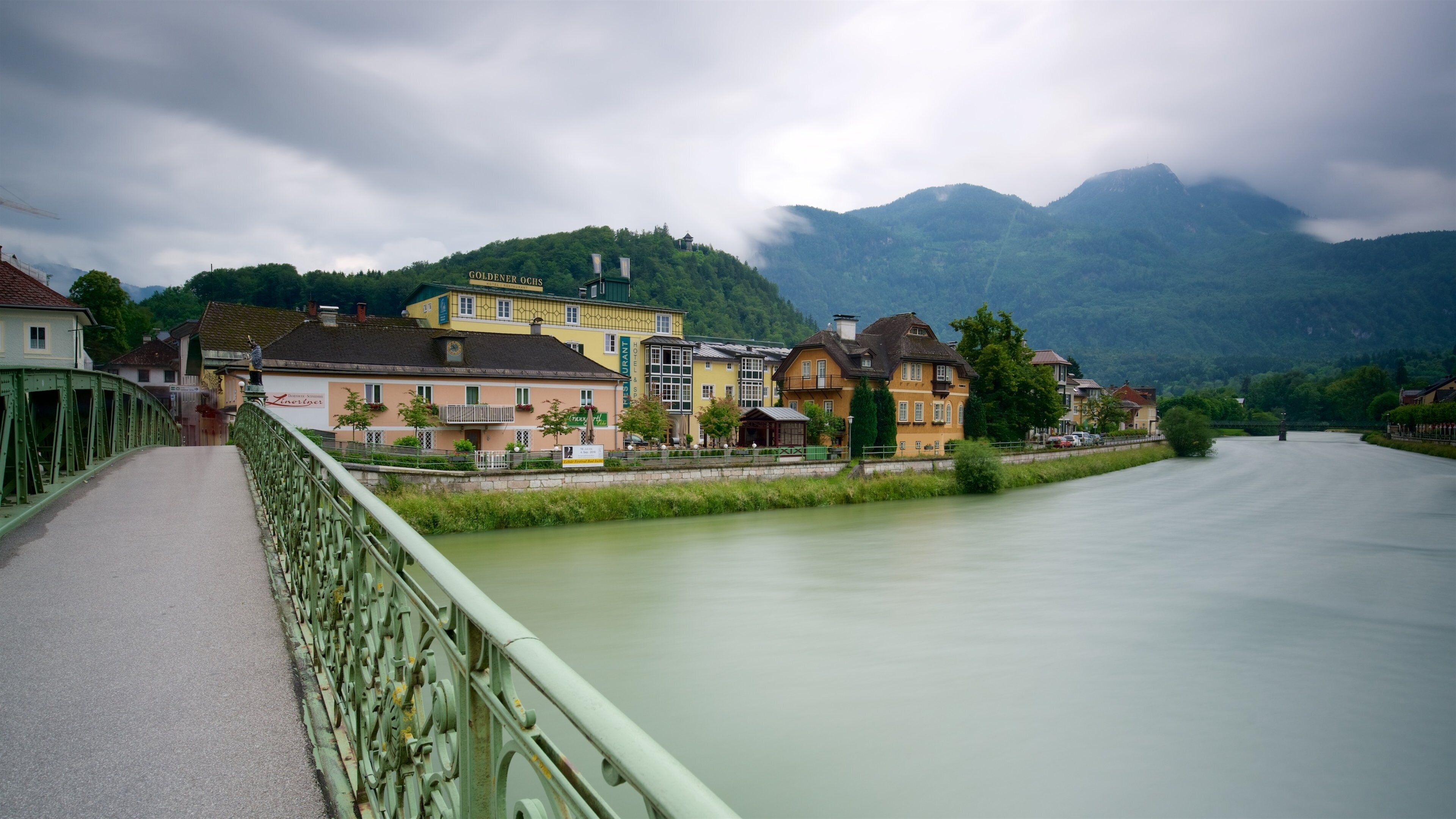 Bad Ischl som visar historiska element och en å eller flod