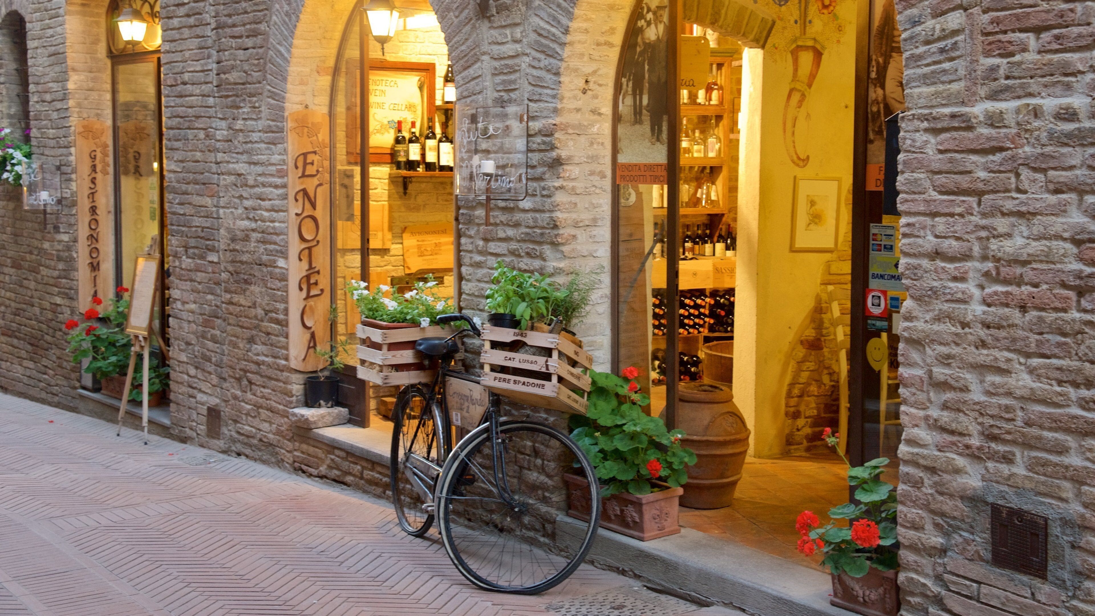 Un edificio de ladrillo con una bicicleta estacionada afuera.