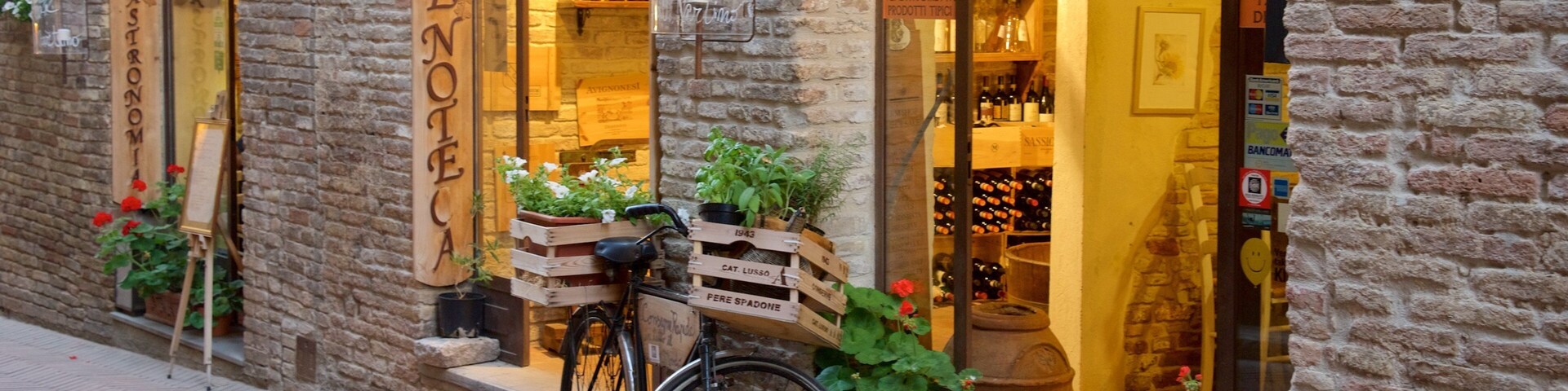 Un edificio de ladrillo con una bicicleta estacionada afuera.