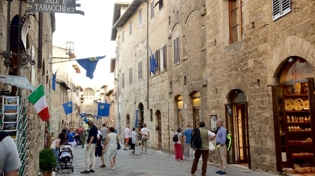San Gimignano featuring street scenes and shopping as well as a large group of people