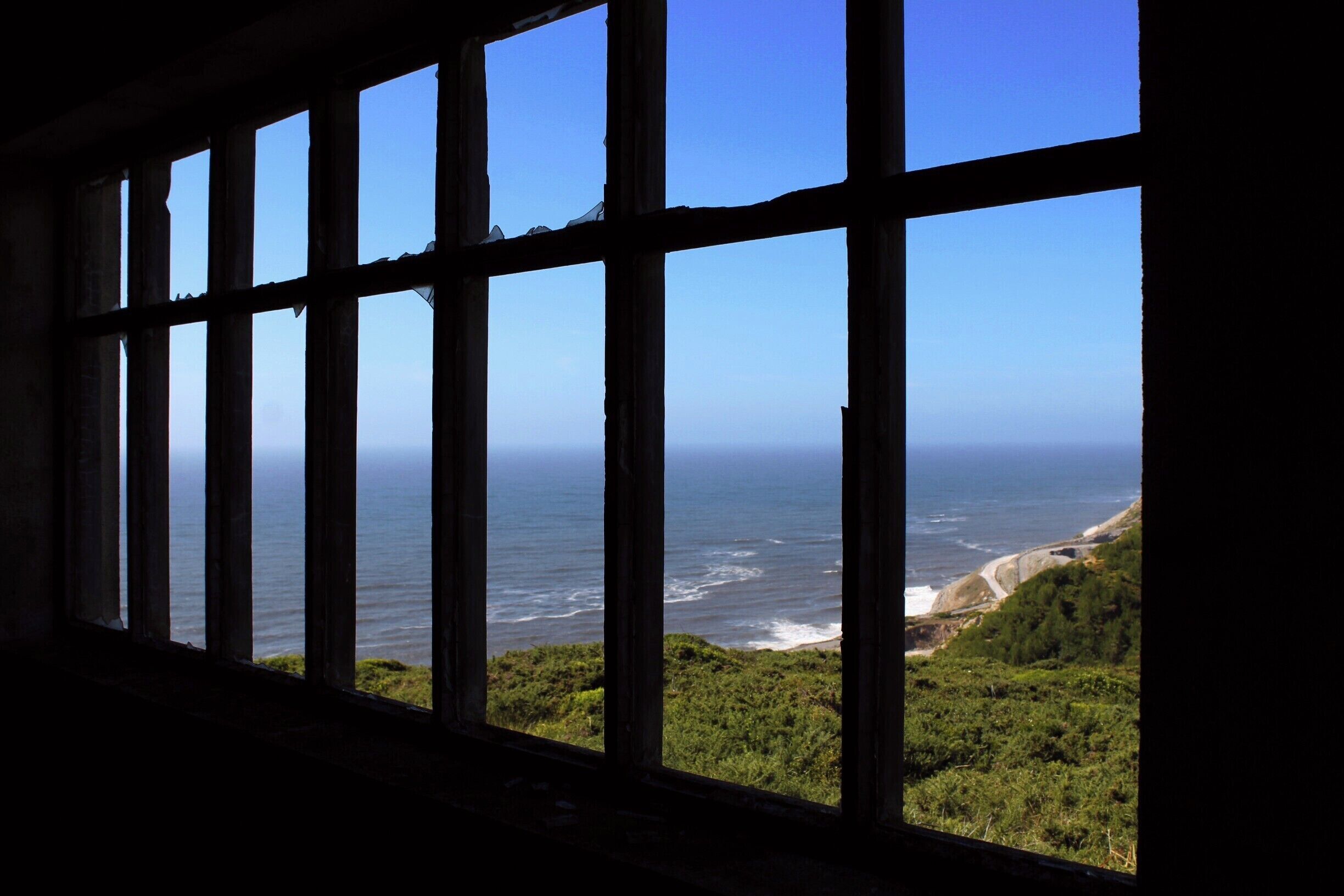 Uma Janela para o Mar.

Edifício abandonado na Serra da Boa Viagem, junto ao Farol.