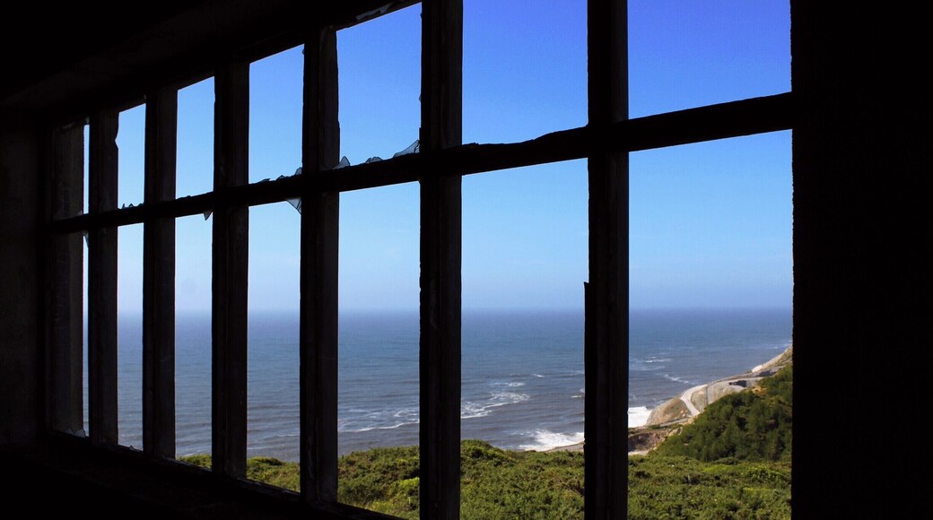 Uma Janela para o Mar.
Edifício abandonado na Serra da Boa Viagem, junto ao Farol.