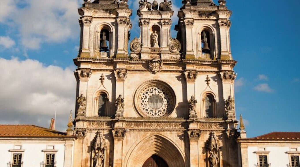 Mosteiro de Alcobaça: A entrada principal foi construída no século XVIII e as estátuas de São Bendito e São Bernardo fazem sua guarda.
http://www.phototravel360.com/alcobaca/