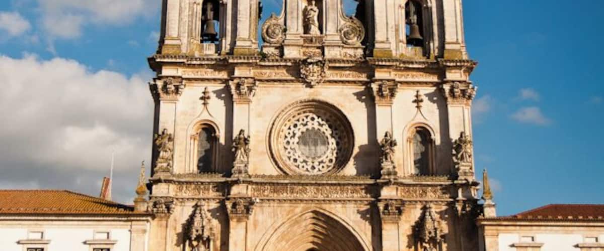 Mosteiro de Alcobaça: A entrada principal foi construída no século XVIII e as estátuas de São Bendito e São Bernardo fazem sua guarda.
http://www.phototravel360.com/alcobaca/