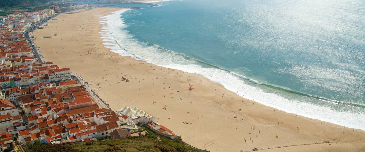 Nazare toont een kuststadje, een zandstrand en algemene kustgezichten