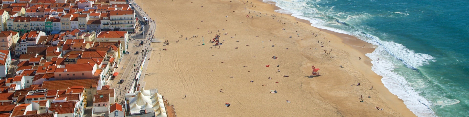 NazarĂ© das einen Sandstrand, KĂŒstenort und allgemeine KĂŒstenansicht