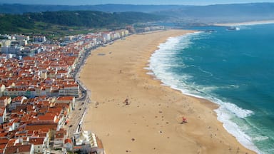 Nazaré mettant en vedette ville côtière, vues littorales et plage