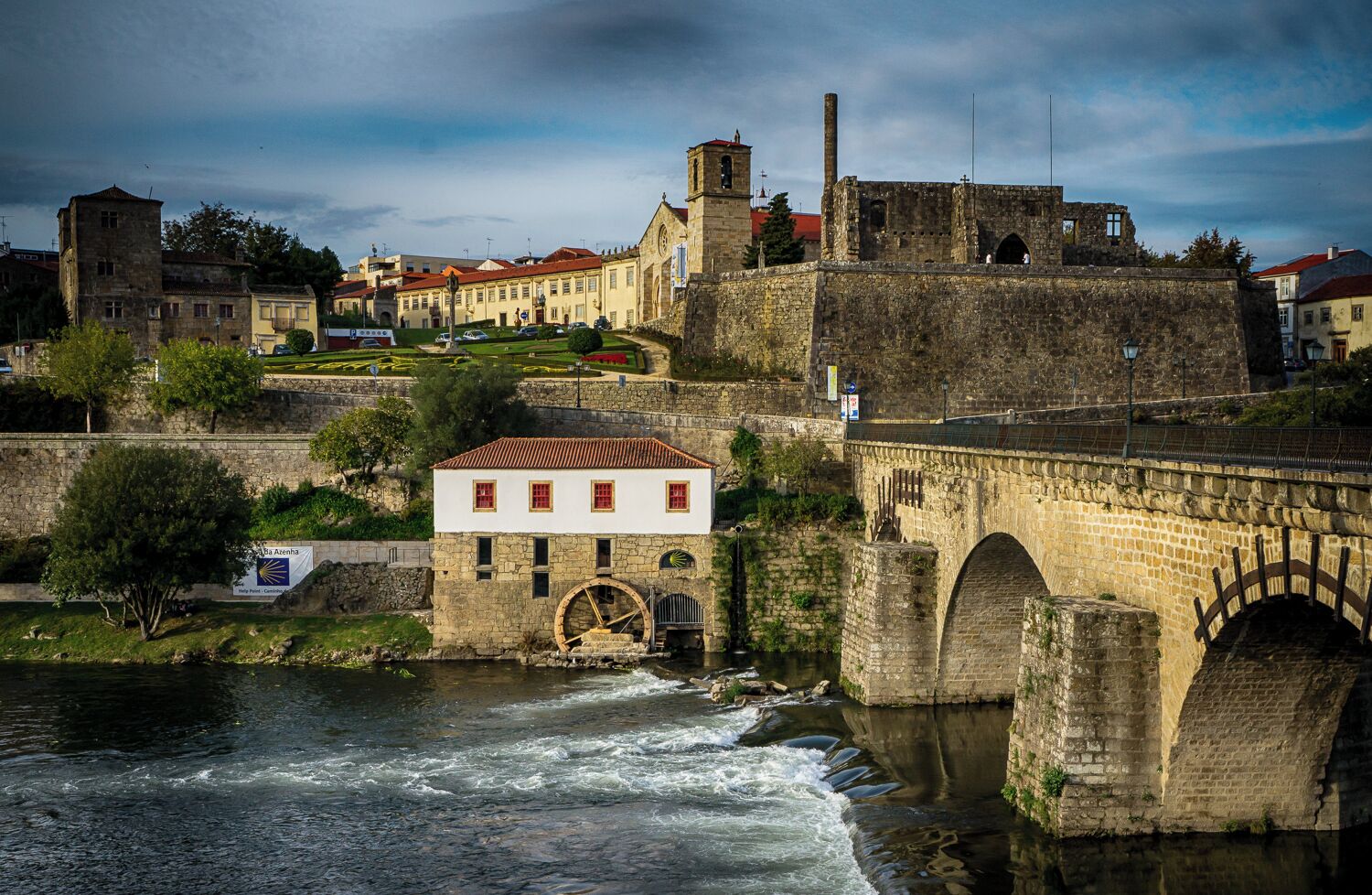 #Barcelos is a #city in the #Minho Province, in the north of #Portugal. The #town is #famous for its legendary symbol…a rooster (known as “O Galo de Barcelos”). #europe #travel
#photography #bridge #old #architecture #river #view

There’s many versions of this legend, but one tells: bit.ly/1NjVNx8