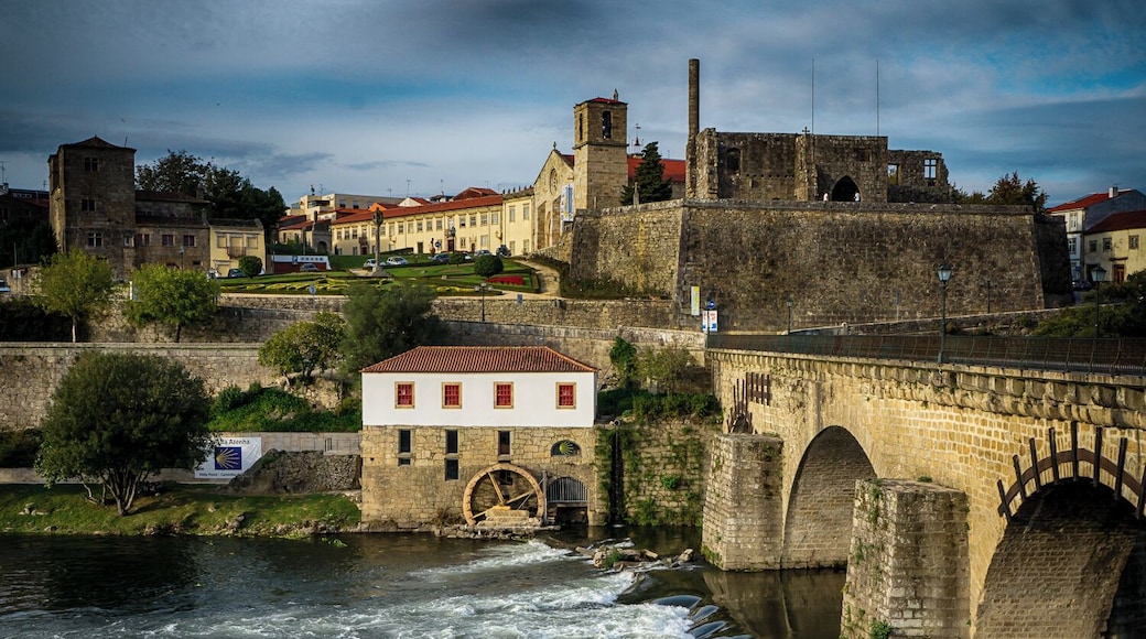 #Barcelos is a #city in the #Minho Province, in the north of #Portugal. The #town is #famous for its legendary symbol…a rooster (known as “O Galo de Barcelos”). #europe #travel
#photography #bridge #old #architecture #river #view
There’s many versions of this legend, but one tells: bit.ly/1NjVNx8