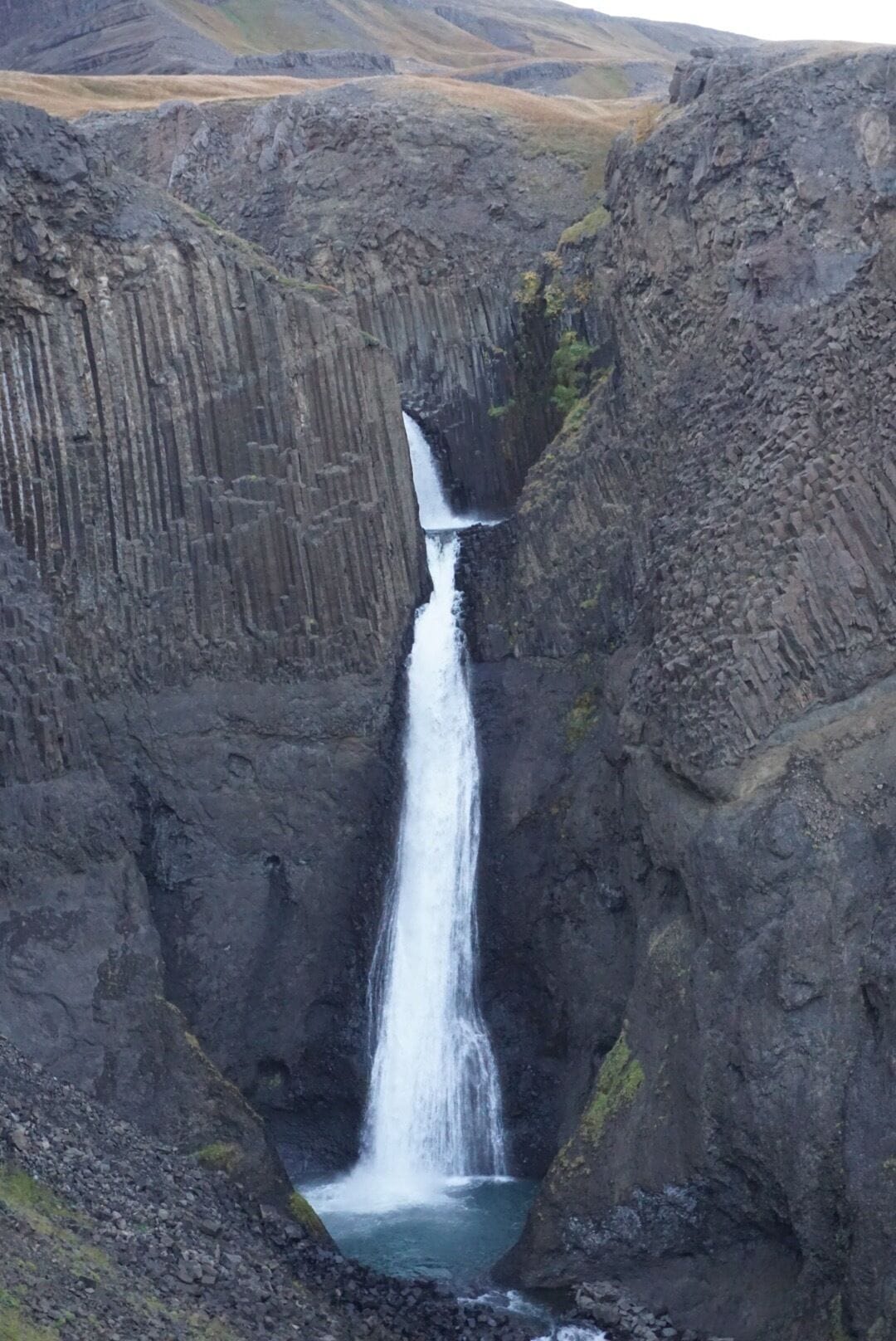 Una cascada se precipita por un desfiladero rocoso.