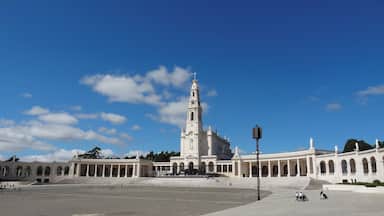 #Fatima #Portugal
A BasĂlica Ă© muito bonita e majestosa. No exterior tem estĂĄtuas de quatro apĂłstolos e painĂ©is com diversos momentos da vida de cristo. Os vitrais, no interior, mostram cenas das apariçÔes de Nossa Senhora aos pastorinhos. Ă na BasĂlica que estĂŁo os restos mortais destes pastores (Francisco, Jacinta e LĂșcia).
The Basilica is very beautiful and majestic. Outside it has statues of four apostles and panels with various moments of the life of Christ. The stained-glass windows in the interior show scenes of the apparitions of Our Lady to the little shepherds. It is in the Basilica that are the remains of these shepherds (Francisco, Jacinta and Lucia).