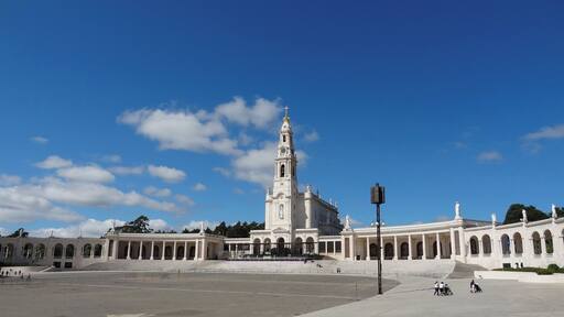 #Fatima #Portugal
A Basílica é muito bonita e majestosa. No exterior tem estátuas de quatro apóstolos e painéis com diversos momentos da vida de cristo. Os vitrais, no interior, mostram cenas das aparições de Nossa Senhora aos pastorinhos. É na Basílica que estão os restos mortais destes pastores (Francisco, Jacinta e Lúcia).
The Basilica is very beautiful and majestic. Outside it has statues of four apostles and panels with various moments of the life of Christ. The stained-glass windows in the interior show scenes of the apparitions of Our Lady to the little shepherds. It is in the Basilica that are the remains of these shepherds (Francisco, Jacinta and Lucia).