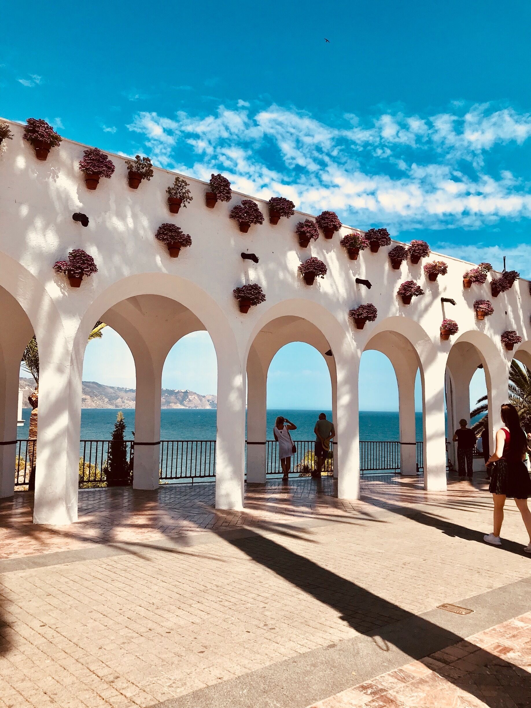 Nerja is one of the few places to have kept its traditional charm, and is known as the Balcony of Europe! With whitewashed houses, narrow streets and all the modern amenities you could hope for 🏰