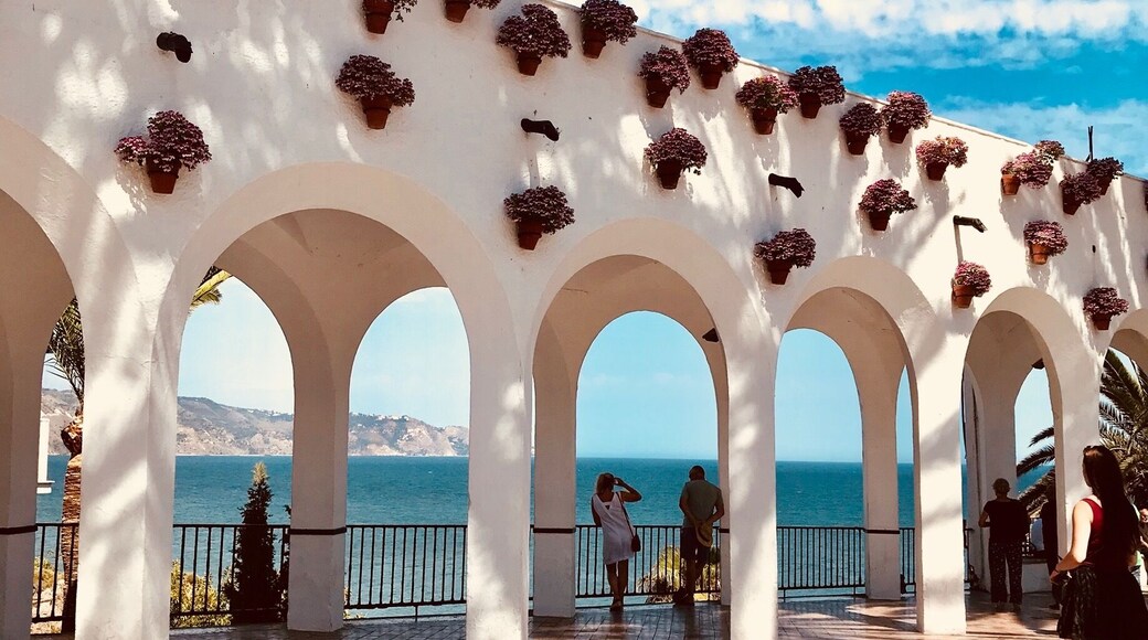 Nerja is one of the few places to have kept its traditional charm, and is known as the Balcony of Europe! With whitewashed houses, narrow streets and all the modern amenities you could hope for 🏰
