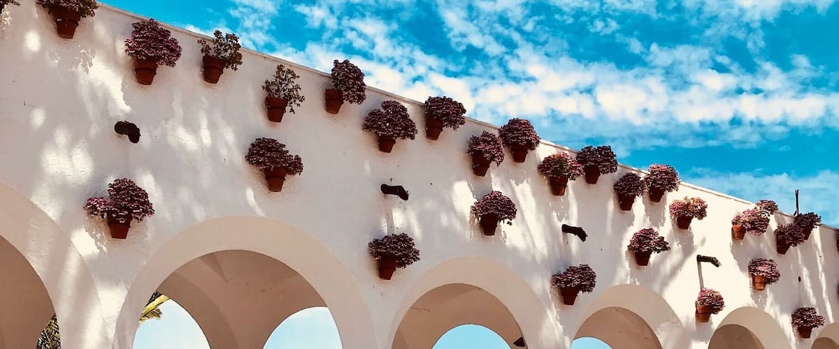 Nerja is one of the few places to have kept its traditional charm, and is known as the Balcony of Europe! With whitewashed houses, narrow streets and all the modern amenities you could hope for 🏰
