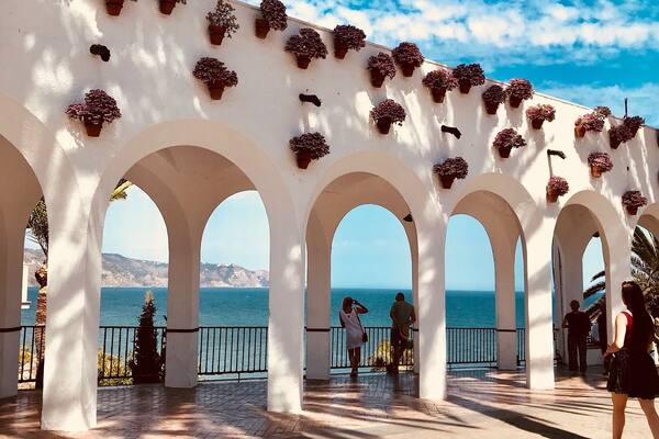 Nerja is one of the few places to have kept its traditional charm, and is known as the Balcony of Europe! With whitewashed houses, narrow streets and all the modern amenities you could hope for đ°