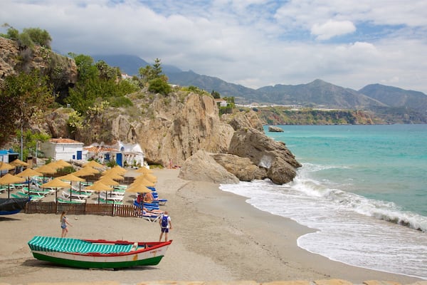 Nerja mostrando una playa de arena, embarcaciones y vistas de una costa