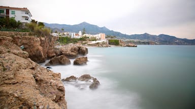 Nerja inclusief een kuststadje, algemene kustgezichten en rotsachtige kustlijn