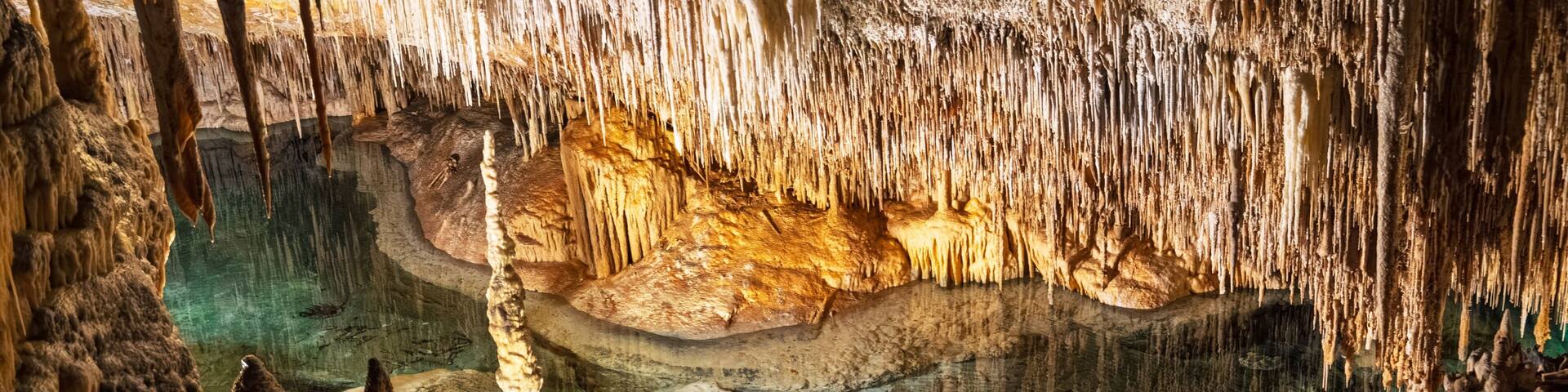 Discover the Drach Caves in Mallorica, featuring breathtaking stalactites, stalagmites, and enchanting underground lakes. A must-see geological wonder in Mallorica.