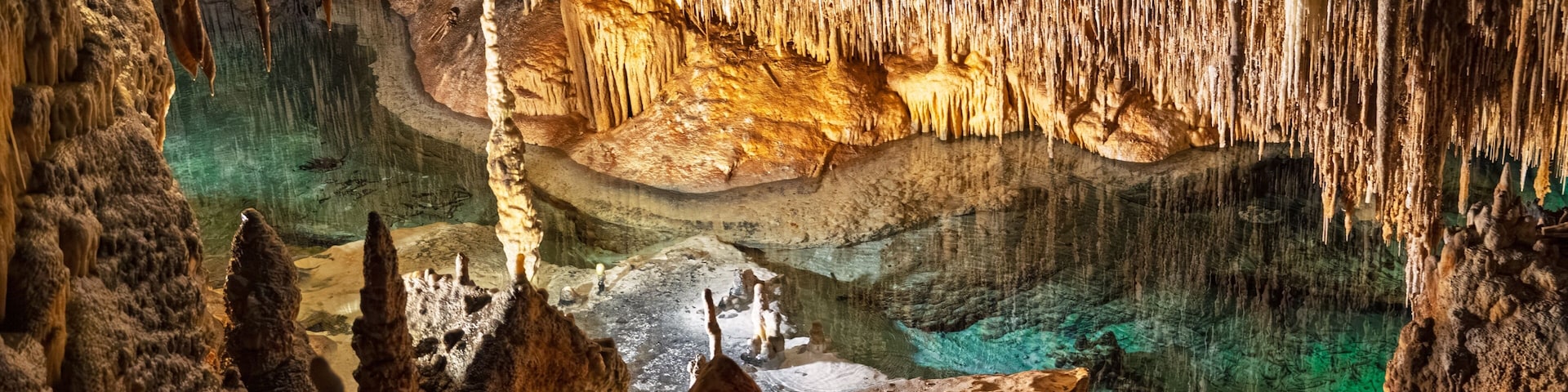 Discover the Drach Caves in Mallorica, featuring breathtaking stalactites, stalagmites, and enchanting underground lakes. A must-see geological wonder in Mallorica.