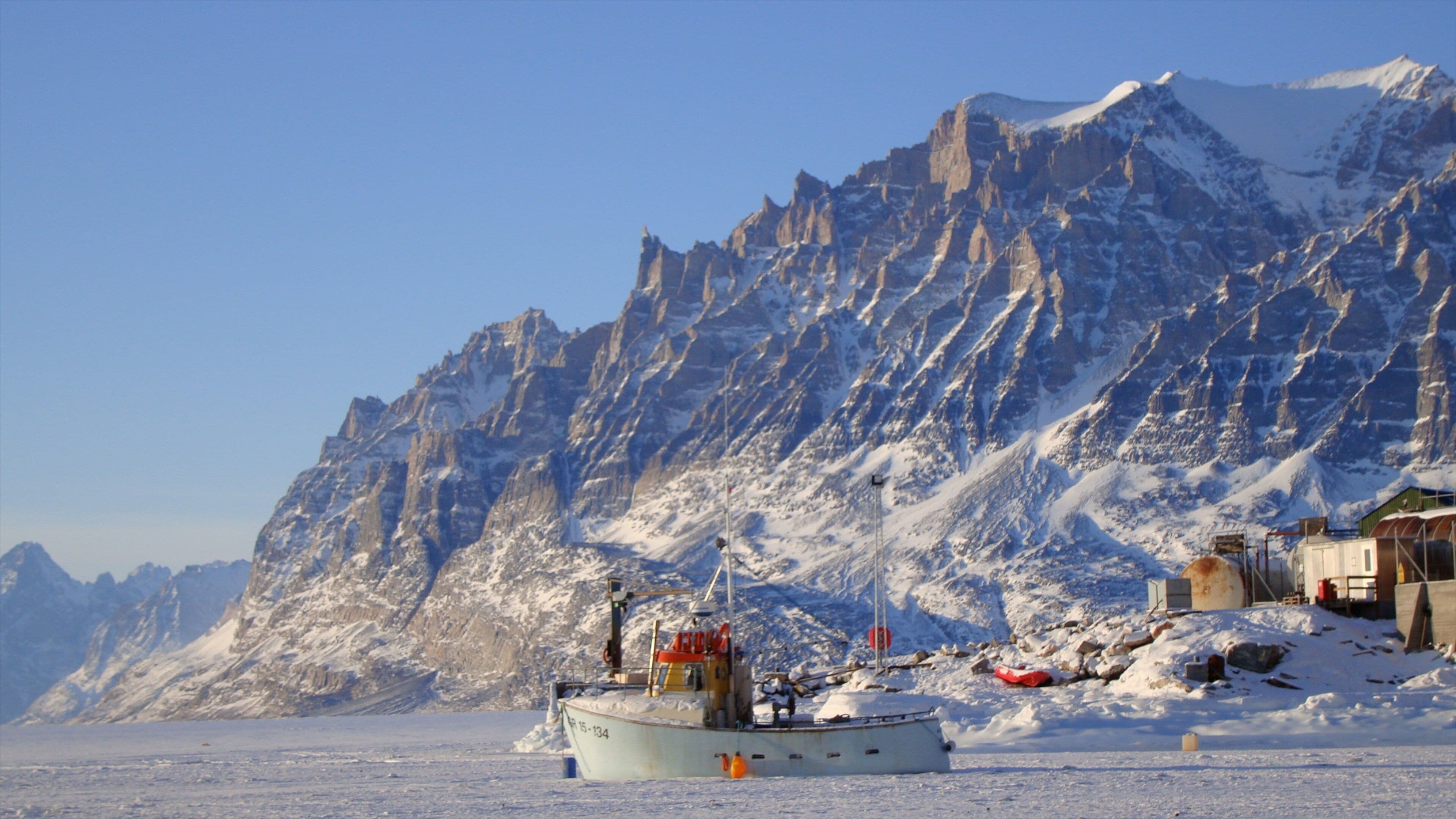 Groenlandia que incluye paseos en lancha, montañas y vistas generales de la costa