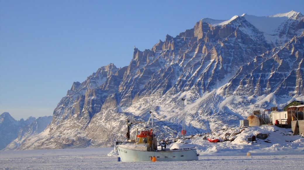 Groenlandia que incluye paseos en lancha, montañas y vistas generales de la costa