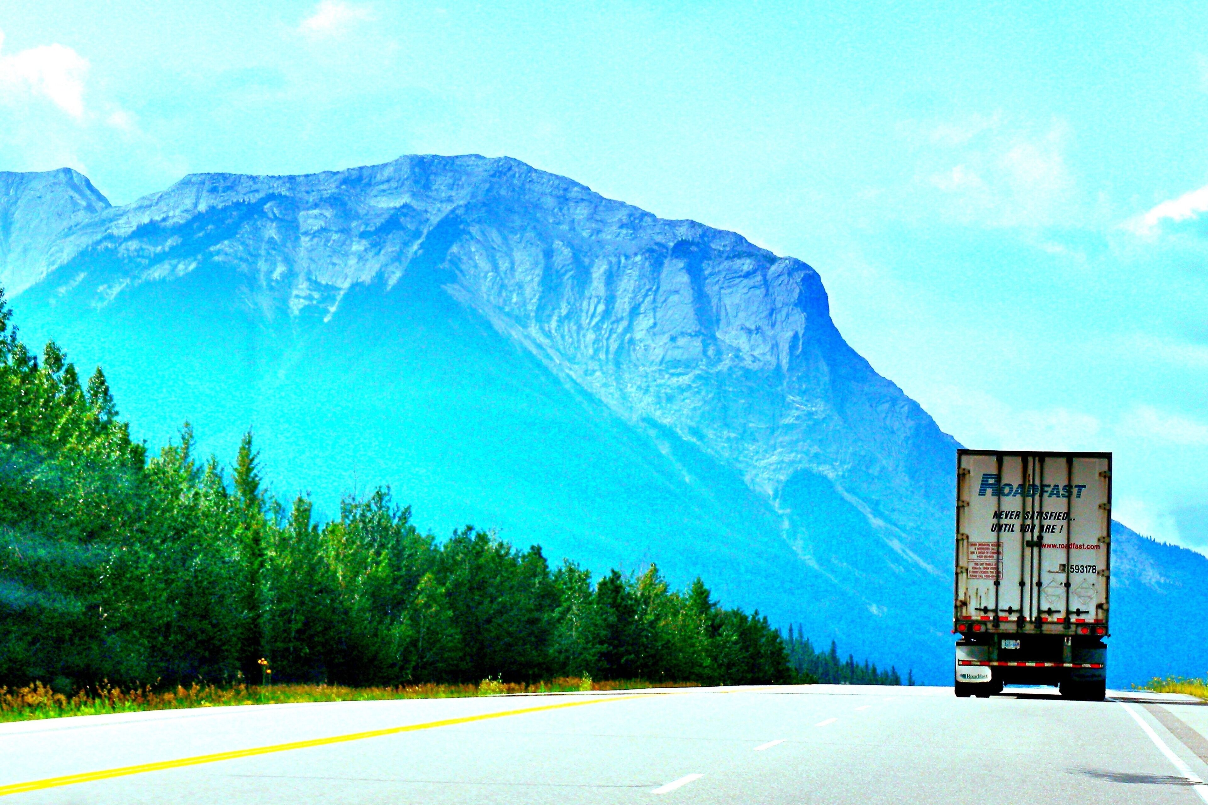 #OnTheRoad to Canadian Rocky Mountains in Alberta, Canada, it was 3 hours drive along the Yellowhead Highway from Alberta Province’s capital Edmonton to Jasper National Park.
#Canada #YellowheadHighway #Alberta #highway #CanadianRockyMountains