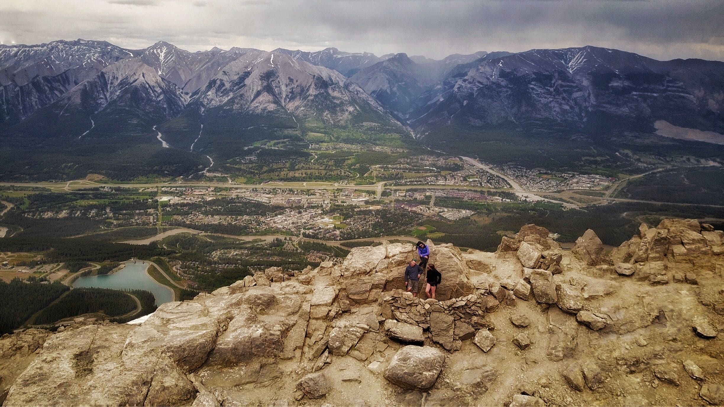 Under a dark cloud at Ha Ling Peak !

#dji #dronefun #halingpeak #explorealberta #kananaskis#hiking#ontopoftheword#hiking #adventures #canmore 
