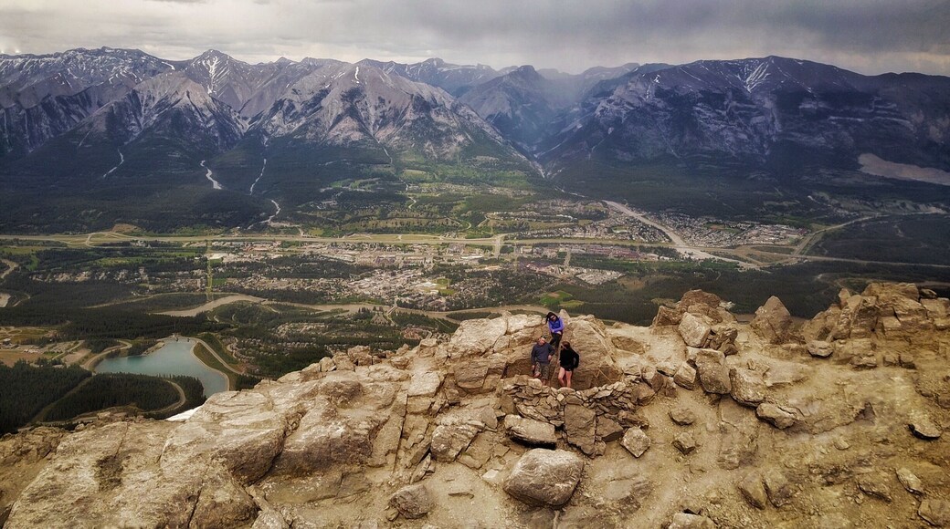 Under a dark cloud at Ha Ling Peak !
#dji #dronefun #halingpeak #explorealberta #kananaskis#hiking#ontopoftheword#hiking #adventures #canmore