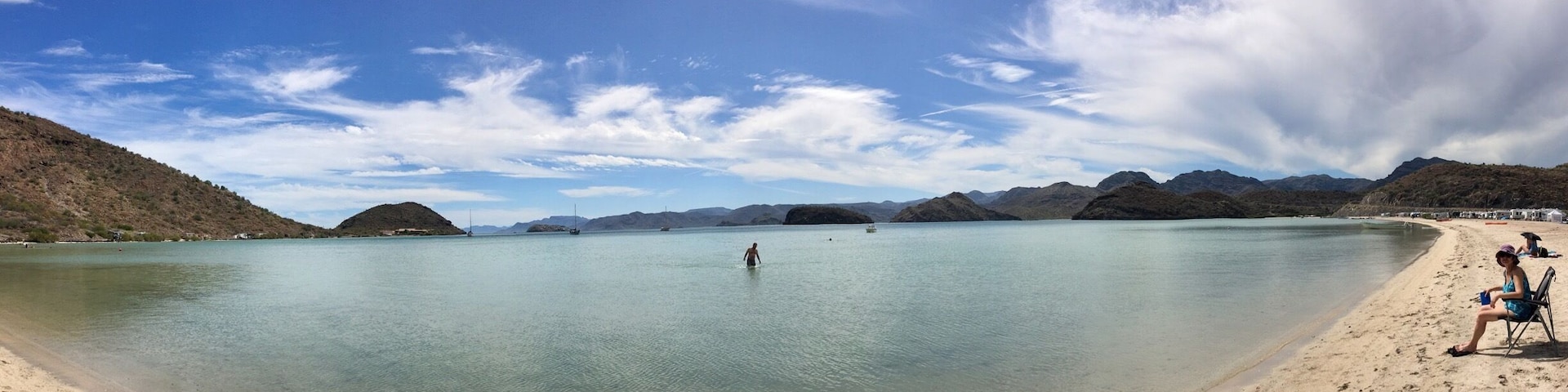 Pano of the beach. Several boats in from California, folks biking on the beach. Very relaxing.
#bajacalifornia
#beachbound
(Feb 2017)