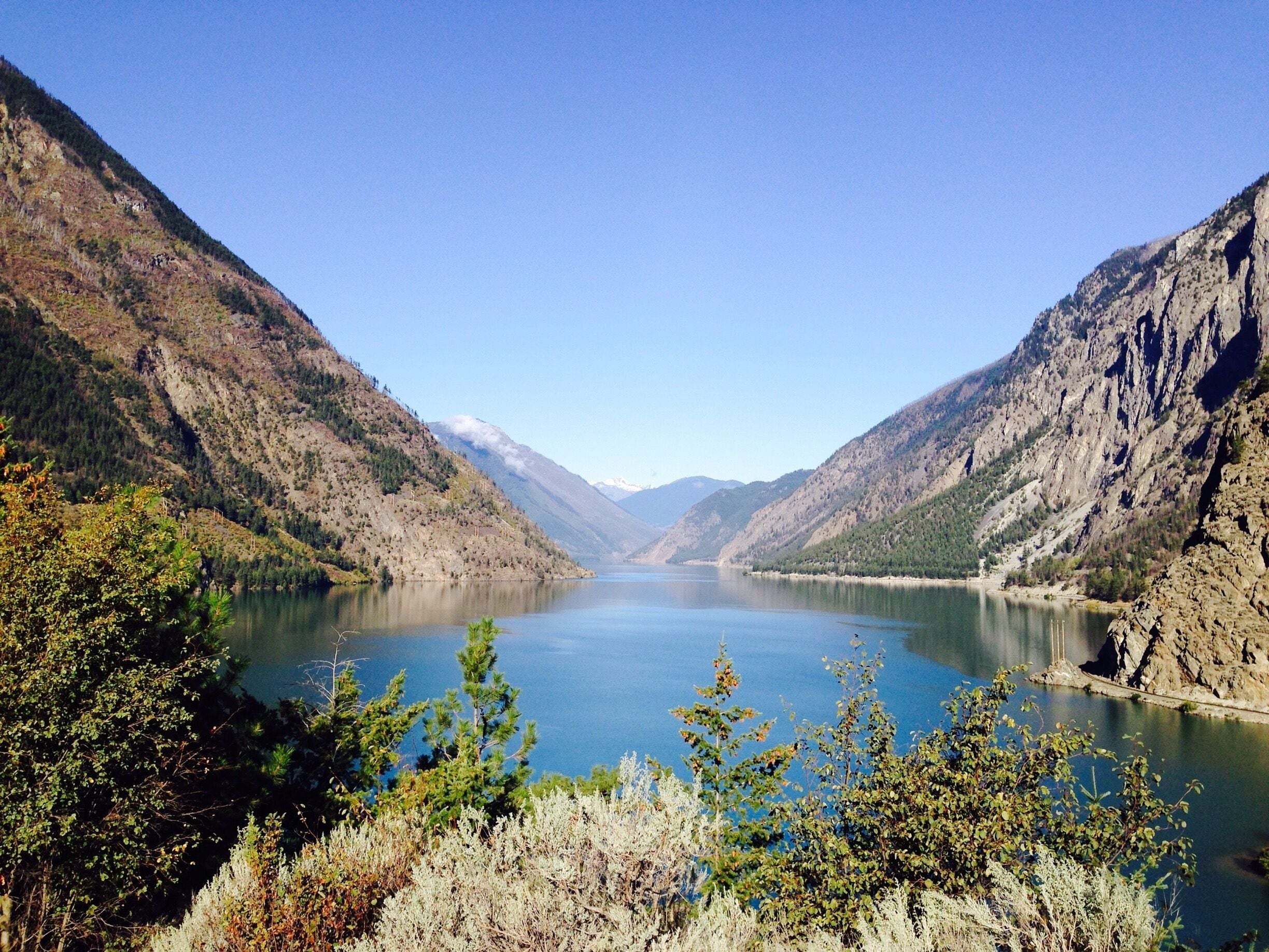 Un lac entouré de montagnes.