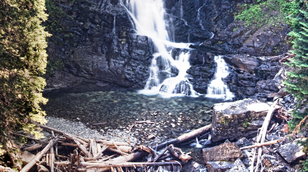 “Derek Falls”, Manning Park, BC
Beautiful days as 8 of us set out on this easy 10k hike on the 3 Falls trail. Derek was by far the most spectacular.