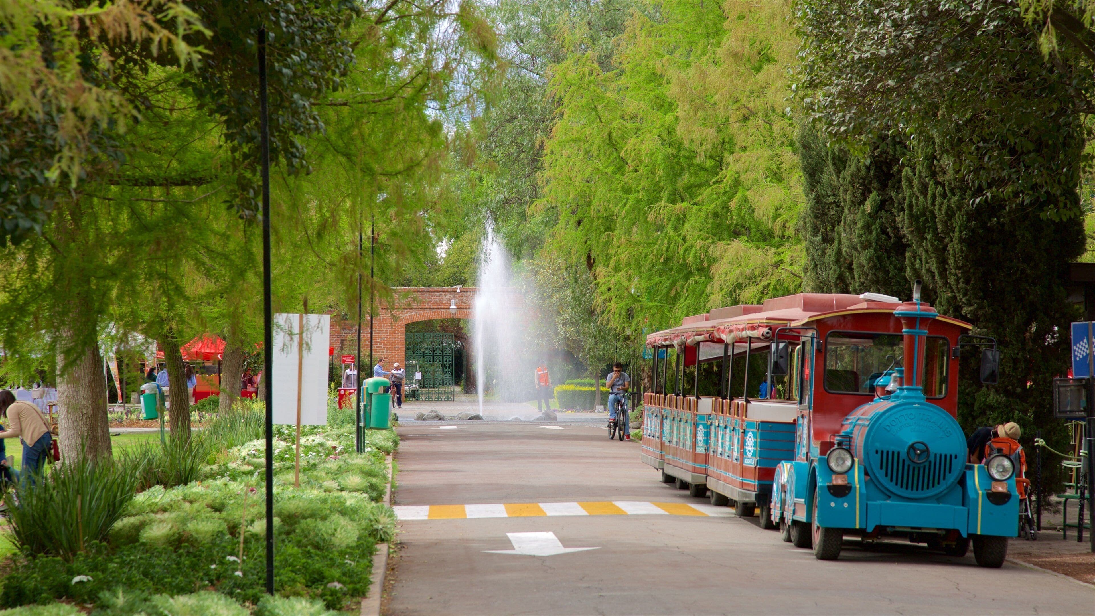 Mexico, Estado de which includes a park and a fountain