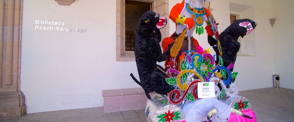 Mexico which includes outdoor art and signage