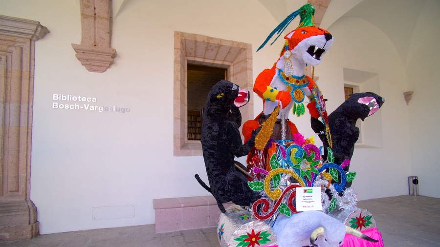 Mexico which includes outdoor art and signage