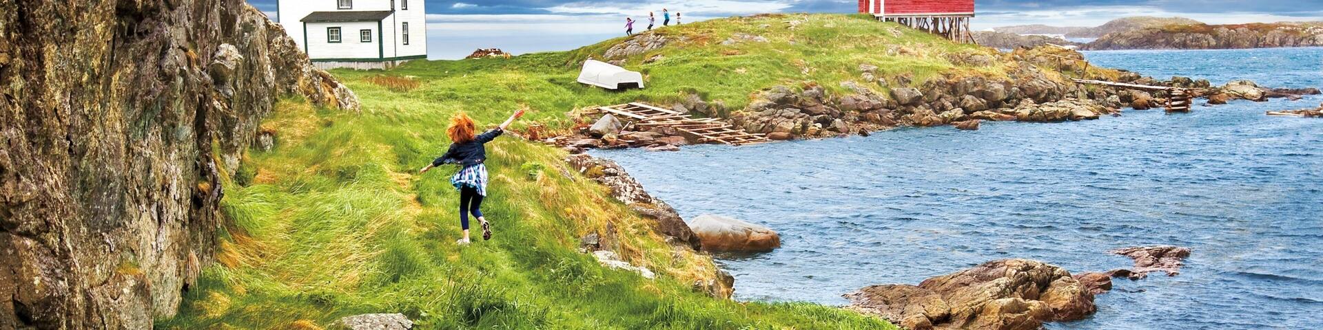 Terra Nova e Labrador mostrando paisagens litorâneas assim como uma mulher sozinha
