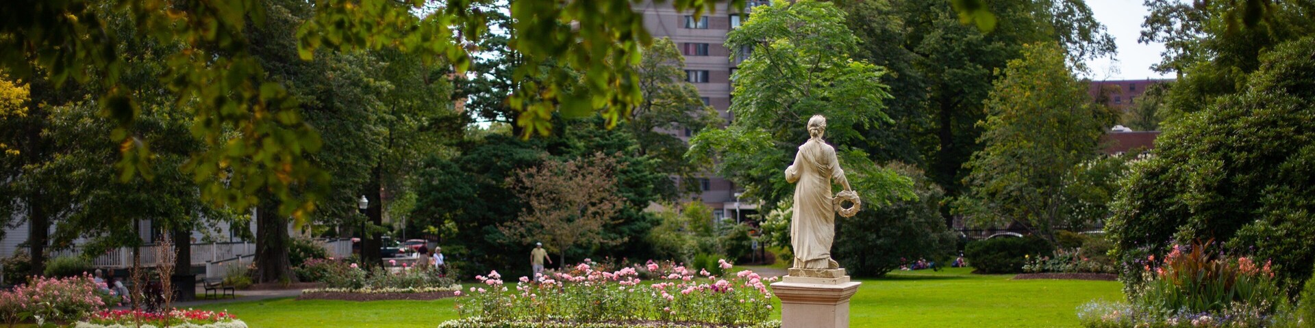 Halifax Public Gardens que inclui um parque e uma estátua ou escultura