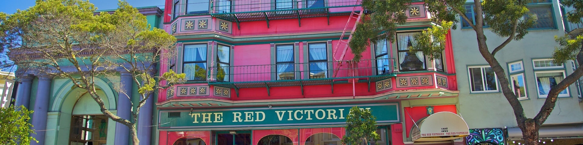 Um edifício colorido com café e loja de presentes.