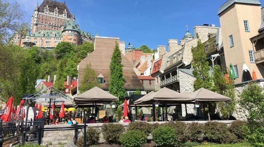 One of Canada’s royal railway hotel perched atop Cape Diamond overlooking Dufferin Terrace. It is one of Quebec’s icon.