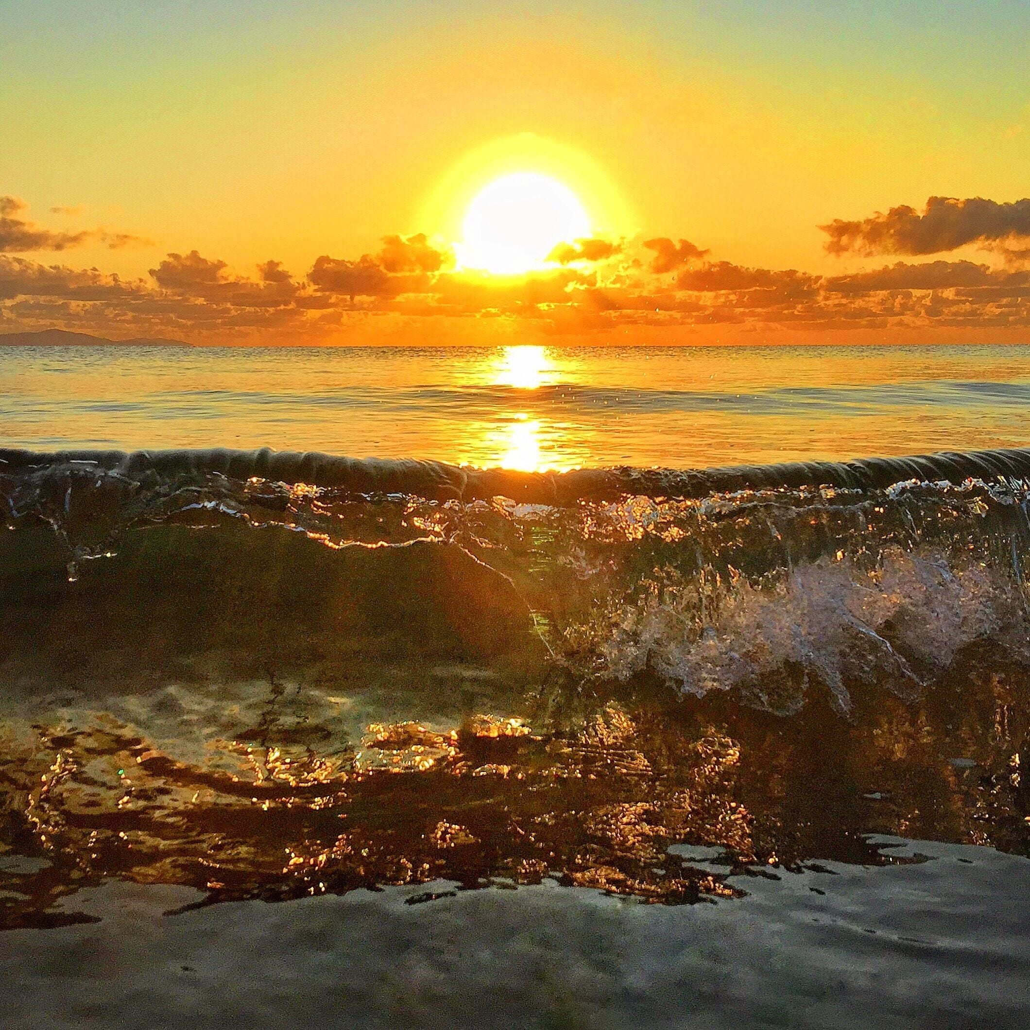 Golden start to the day down at the northern beaches in Mackay! 🌅🌊 Very handy having my @olloclip Telephoto zoom Active Lens which lets me get up close with the waves and help keep my iPhone far away enough from the water so it doesn't go for a swim! 🌅📱🐠🌴😀
#olloclip #meetmackayregion #thisisqueensland #seeaustralia 