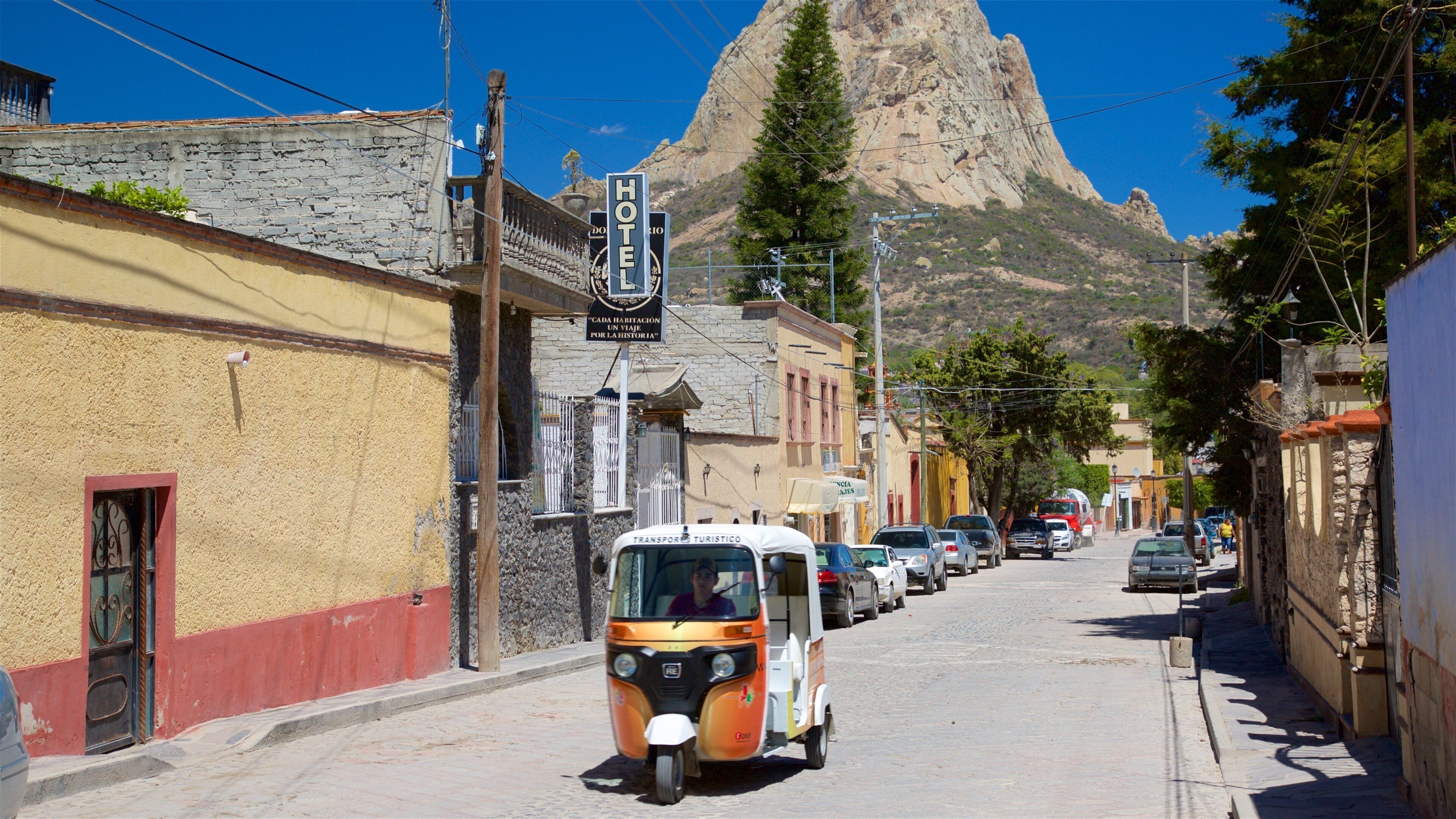 Una calle con una montaña al fondo.