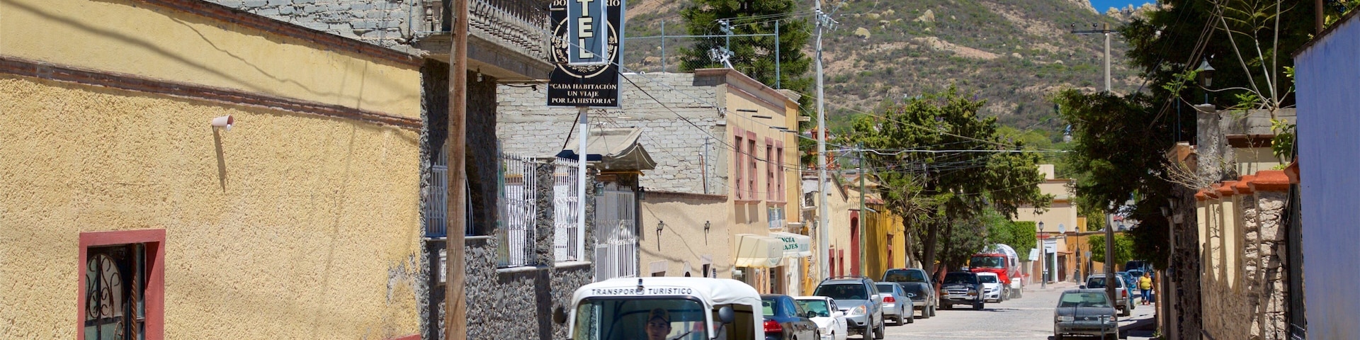 Una calle con una montaña al fondo.