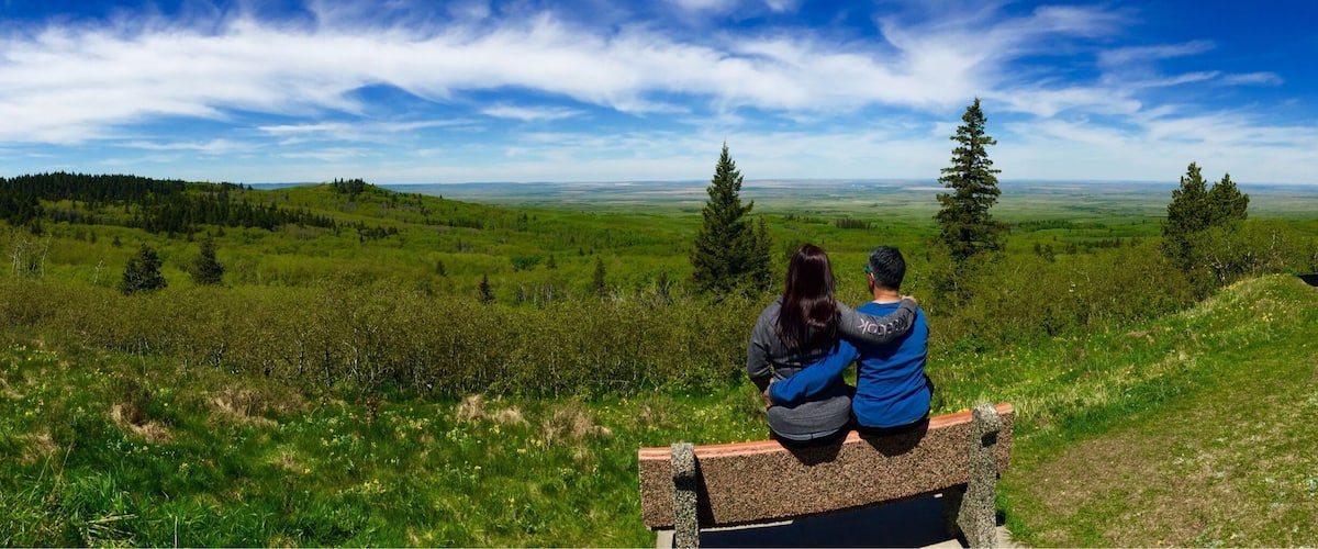 We are at the Lookout Point with an elevation of 1275m. This spot is the best in the park where you can see the vast Saskatchewan prairies. Before sunset is the best time to be there unless it's windy and rainy. It's so relaxing up there😎