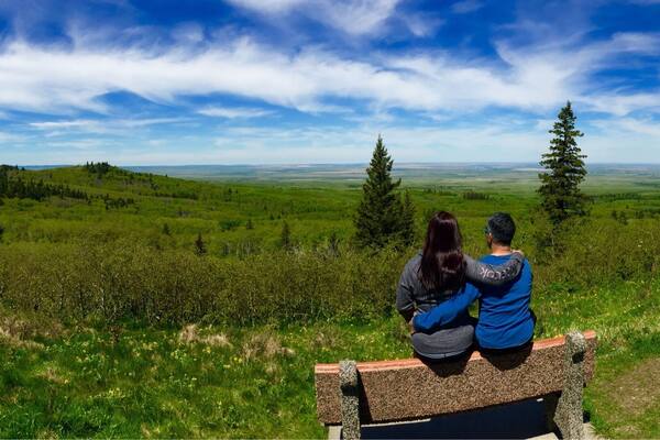 We are at the Lookout Point with an elevation of 1275m. This spot is the best in the park where you can see the vast Saskatchewan prairies. Before sunset is the best time to be there unless it's windy and rainy. It's so relaxing up there😎