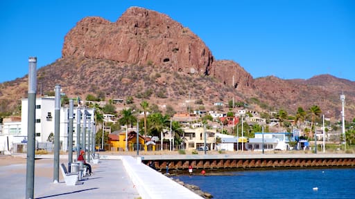 Mexico inclusief een klein stadje of dorpje en bergen