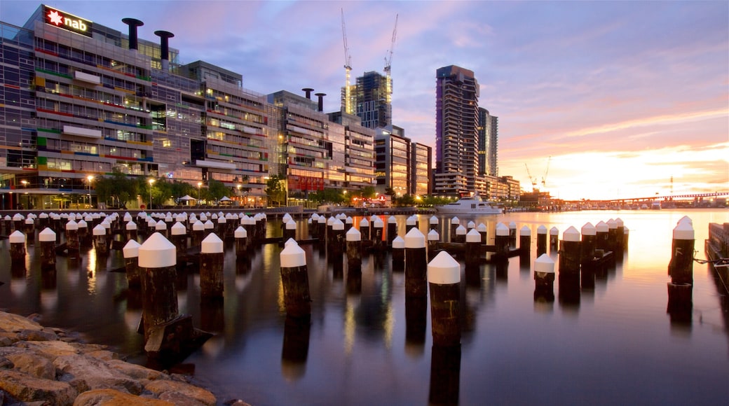 Victoria mit einem Hochhaus, Stadt und Bucht oder Hafen