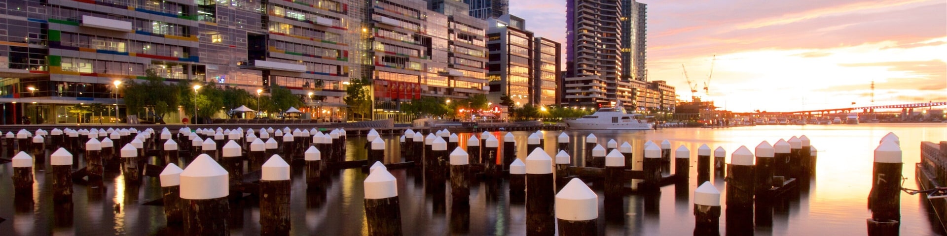 Victoria mostrando um arranha-céu, um pôr do sol e uma baía ou porto