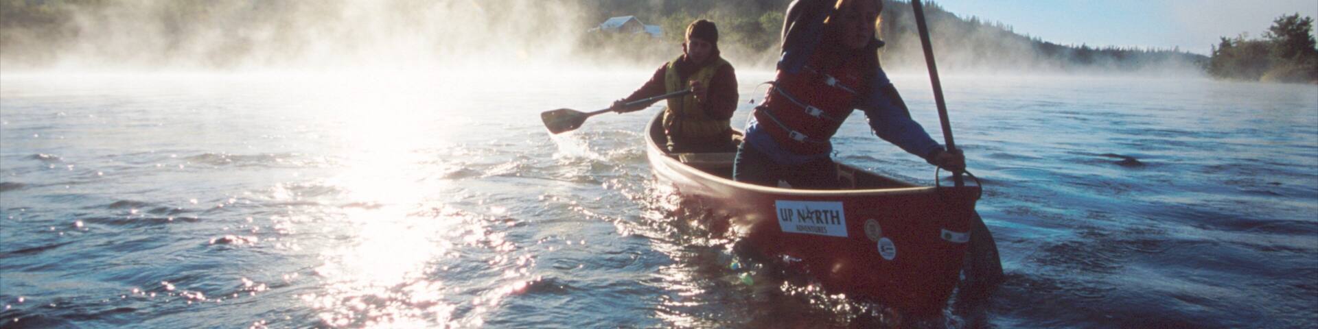 ยูคอน ซึ่งรวมถึง หมอก, พายเรือคายัคหรือเรือแคนู และ ทะเลสาบหรือแอ่งน้ำ