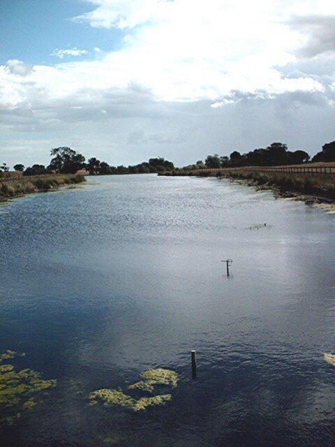 Reservoir near Blatches Farm. Fairly large new reservoir not marked on current edition of Explorer 175. This was part of the Cherry Orchard Jubilee Country Park project.